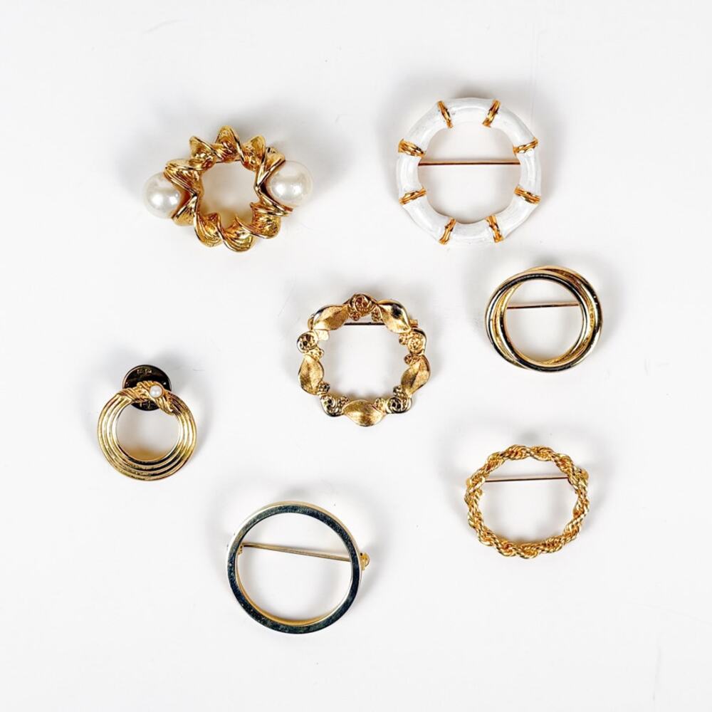 Lot of 7 Wreath-Shaped Gold-Tone Brooches